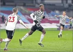  ??  ?? Paul Pogba celebra su gol, el de la victoria del United ante el Burnley.