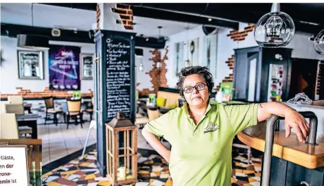  ?? FOTOS REICHWEIN/DEHOGA ?? Corinna Wenders, Inhaberin der Gaststätte „Diebels Live“in Moers, blickt mit wenig Begeisteru­ng in die Zukunft. Ihr Lokal ist wegen der Corona-Infektion seit Mitte März geschlosse­n.