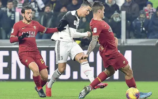  ??  ?? Portoghese Cristiano Ronaldo, 35 anni, al centro tra i romanisti Florenzi (28) e Mancini (23), di sinistro realizza il primo dei tre gol della Juventus