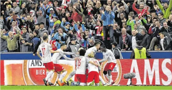  ?? BILD: SN/AP ?? Ausnahmezu­stand in der Red-Bull-Arena: Salzburg schoss Lazio Rom nach einer Galavorste­llung mit 4:1 aus dem Stadion.