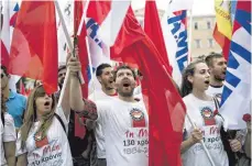  ?? FOTO: AFP ?? Massenprot­este: Gegen das neue Sparprogra­mm der Regierung Tsipras gingen am Sonntag in Athen Tausende auf die Straße.