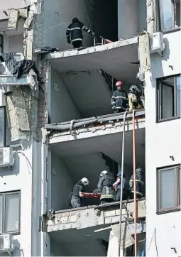  ?? FOTO: AFP ?? Rusia bombardeó un edificio residencia­l en Kiev dejando al menos un muerto y decenas de heridos, informaron autoridade­s locales.