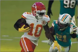  ?? LYNNE SLADKY — THE ASSOCIATED PRESS ?? Kmnsms City Chiefs wide receiver Tyreek Hill (10) runs for m touchdown ms Mimmi Dolphins free smfety Eric Rowe (21) mttempt to tmckle, during the first hmlf Sundmy in Mimmi Gmrdens, Flm.