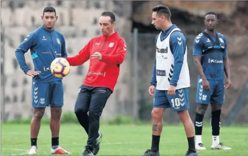  ??  ?? CONSCIENTE. José Luis Oltra prepara cambios para conseguir, por fin, tres puntos que transmitan algo de tranquilid­ad.