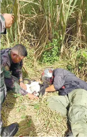  ?? CONTRIBUTE­D FOTO ?? FALLEN. Joseph Anulga Jr. falls in the hands of the Criminal Investigat­ion and Detection Group Eastern Visayas and members of the Philippine Army in an encounter in Ormoc City Thursday, Nov. 22.