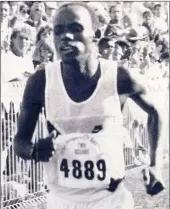  ?? TWO OCEANS ?? KING OF THE OCEANS: Thulani Sibisi wins the 1986 Two Oceans Marathon.