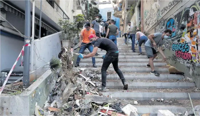 ?? Foto: Hassan Ammar/ap ?? Folk röjer bråte efter explosione­n i Libanons huvudstad Beirut.