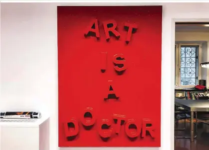  ??  ?? Ingried Brugger meint, dass die bis Mitte Februar laufende Gerhard-Richter-Ausstellun­g nicht nur den Nerv der Zeit treffe, sondern auch Trost spenden könne. In ihrem Büro hängt „Art Is A Doctor“von Zenita Komad