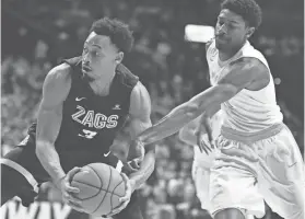  ?? ANDREW NELLES / THE TENNESSEAN ?? Tennessee forward Kyle Alexander (11) guards Gonzaga’s Johnathan Williams, left, a former Southwind star, during a Dec. 18, 2016, game at Bridgeston­e Arena in Nashville, Tenn.