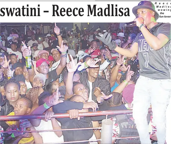  ?? Mxolisi Dlamini) ?? A section of patrons who attended the show at Ekhayeni Chillaz.(Pics:
Reece Madlisa wowing the fun lovers.