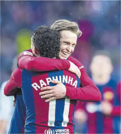  ?? Jordi Cotrina ?? De Jong y Raphinha celebran el tercer gol del Barça, ayer en Montjuïc.
