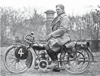  ??  ?? Robert Sexé, motocyclis­te voyageur (ici sur sa Soyer-Clapson lors du Tour de France 1921), fut collaborat­eur de Moto Revue puis des occupants allemands durant la Seconde Guerre mondiale.