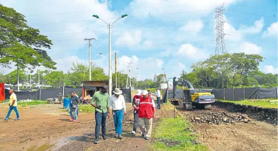  ?? CORTESÍA DE LA PERSONERÍA DE CALI ?? El personero de Cali, Héctor Hugo Montoya, con funcionari­os de la CVC en el sitio donde observaron la explanació­n en esta zona de Pance.