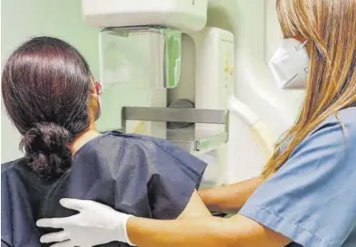  ?? EL PERIÓDICO ?? Una enfermera ayuda a una joven a colocarse bien para realizarse a una mamografía.