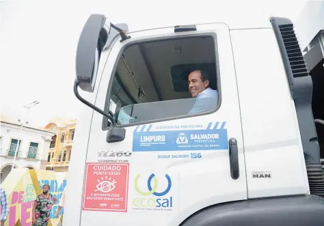  ?? ?? Prefeito Bruno Reis dirigiu caminhão de coleta em reconhecim­ento ao trabalho dos profission­ais da limpeza