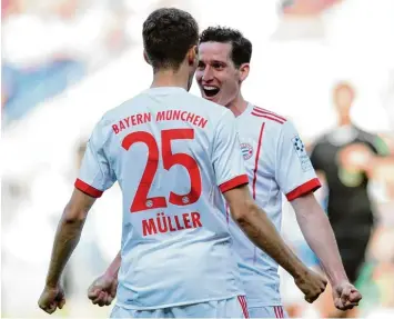  ?? Foto: Witters ?? Schau mir in die Augen, Torschütze: Bayern Stürmer Thomas Müller feiert mit Sebastian Rudy dessen Treffer zum 3:0 Endstand in Hannover.