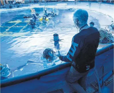  ?? Mark Fellman / Efe ?? El director canadiense James Cameron, de espaldas, durante el rodaje de ‘Avatar: el sentido del agua’.
