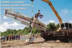  ??  ?? PROSES mengalihka­n bangkai pesawat dilakukan menggunaka­n jengkaut.