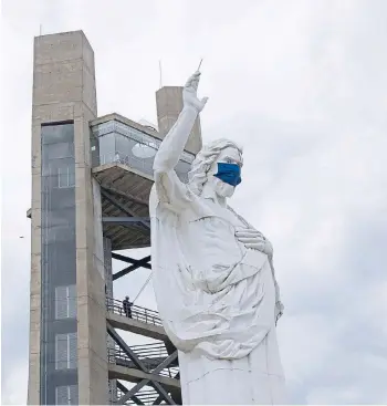  ?? EDGAR V. ?? El monumento del Santísimo tiene una tapabocas que fue instalado en homenaje al personas de salud.