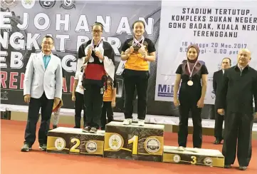  ??  ?? GOLDEN OUTING ... Elly (centre) shows the gold medals she won at the National Weightlift­ing Championsh­ip Terengganu which ended at the Gong Badak Indoor Stadium yesterday.