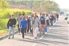  ??  ?? La mayoría de los migrantes que logran salir de El Salvador son deportados, según la Cruz Roja.