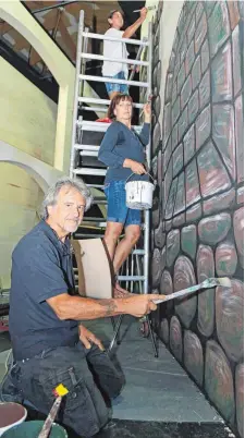  ?? FOTO: GERD MÄGERLE ?? Hermann Maier (von unten) arbeitet mit Uschi Sikezsdy und Karla Gehring am Bühnenbild für die Oper „Fidelio“in der Biberacher Stadthalle.