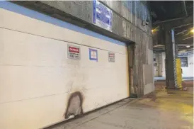  ?? TYLER PASCIAK LARIVIERE/SUN-TIMES ?? A burn mark on a garage door near the scene where Joseph Kromelis was set on fire Wednesday morning in the 400 block of North Wabash.