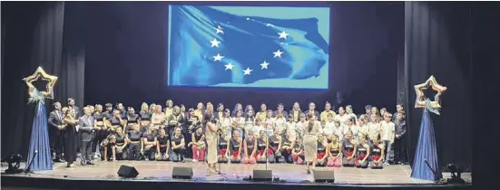  ?? Foto: Eduardo Dolón ?? „Lebendes Beispiel der Werte, auf denen die EU basiert“: Eine rauschende Fete bot Torrevieja am 9. Mai.