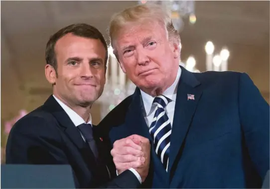  ?? FOTO: AP/NTB SCANPIX ?? KOMER GODT OVERENS: Frankrikes president Emmanuel Macron (t.v.) når fram til USAs president Donald Trump som kanskje ingen andre statsleder­e gjør. Her, fra det franske statsbesøk­et i USA sist uke.