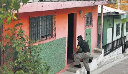  ??  ?? Casa. Pandillero­s utilizaban esta casa, en el pasaje Calabozo de la colonia Montreal, para cometer ilícitos. Ayer violaron a cuatro promotoras de salud y en noviembre del año pasado asesinaron a una persona, según la Policía.