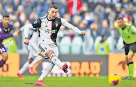  ?? AP ?? ■
Cristiano Ronaldo scores off a penalty against Fiorentina in Serie A on Sunday. Ronaldo has scored 50 goals for Juventus across competitio­ns in the last two seasons.