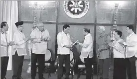  ??  ?? President Duterte receives the draft federal Constituti­on from members of the consultati­ve commission at Malacañang yesterday.