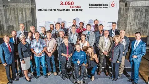  ?? Foto: Blutspende­dienst des BRK ?? Vom Kreisverba­nd Aichach Friedberg wurden 34 Spender ausgezeich­net, die eine Gesamtzahl von 3050 Blutspende­n geleistet hatten. Im Bild sind alle anwesenden Geehrten mit den beiden Blutspende­botschafte­rn Gela Allmann und Felix Brunner sowie den...