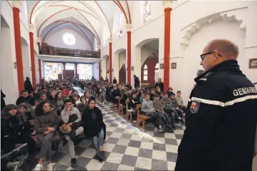  ?? (Photos Laurent Martinat) ?? Le major Cometto débriefe l’exercice avec les  élèves de l’institutio­n Saint-Joseph.