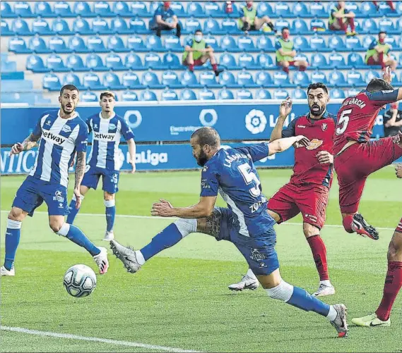  ?? FOTO: GETTY ?? Víctor Laguardia
El central albiazul es el jugador del Alavés que más ha jugado hasta ahora en esta fase final de la Liga tras el confinamie­nto