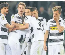  ?? FOTO: ANDREAS KREBS ?? Enttäuscht­e Gladbacher um
Patrick Herrmann (r.) nach dem HalbfinalA­us 2017 daheim gegen Eintracht Frankfurt.