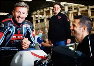  ??  ?? C’est Max Biaggi, plusieurs fois sacré champion du monde en moto de vitesse, qui prendra le guidon de l’électrique Voxan Wattman. Objectif : km/h minimum. (DR)