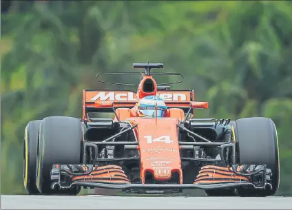  ?? FOTO: GETTY ?? Fernando Alonso se las tuvo con Magnussen en el GP de Malasia de F1 y pudo beneficiar a Ricciardo frenando sin querer a Vettel