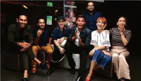  ??  ?? JOHAN dan Ozlynn (dua dari kanan) bersama pelakon #TerobekRay­a (dari kiri) Riz Amin, Zizan Nin, Ani Mayuni, Azhan Rani serta Marsha.