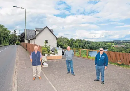  ?? Picture: Steve MacDougall. ?? Resident Graeme Buchan, whose house, seen in the background, will be opposite the site entrance, is flanked by Stanley Community Council chairman Werner Reiche, right, and community council vice-chairman Peter Mackie.