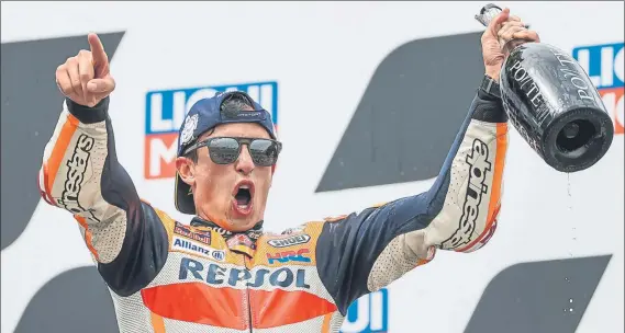  ?? FOTOS: AP/EFE ?? Secuenas del éxtasis de Marc Márquez, que se reencontró con la victoria cuando más lo necesitaba. Se arrodilló en la pista y no pudo evitar unas lágrimas con el casco puesto. Su regreso al primer nivel ya es un hecho