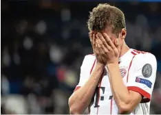  ?? Foto: Peter Kneffel, dpa ?? Thomas Müller konnte es kaum glauben. Eine derart fahrige Bayern Mannschaft wie in Paris hatte man lange nicht mehr gesehen.