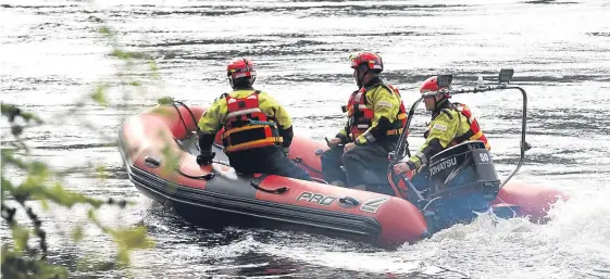  ?? Picture: Mhairi Edwards. ?? A river search team on Loch Faskally yesterday.