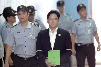  ??  ?? 8月7日，李在镕（前右）抵达首尔中央地方法院­新华社图