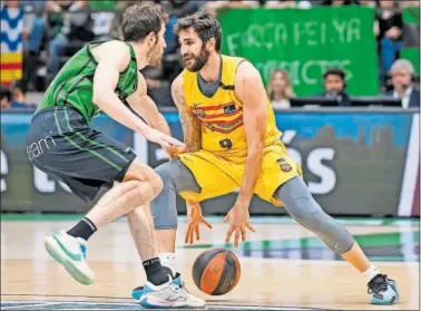  ?? ?? Ricky Rubio, ante Vives en una acción del Joventut-Barcelona de ayer en el Palau Olímpic.