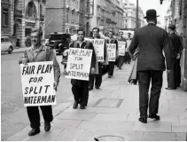  ??  ?? Fans protest in Pall Mall against Split’s treatment by the authoritie­s