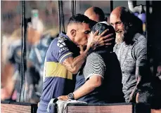  ?? / EFE ?? El “Apache” Tévez festejó con beso a Maradona.