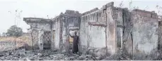  ?? FOTO: LAURIE CHURCHMAN/AFP ?? Am 31. März 2024 begutachte­t der stellvertr­etende Schulleite­r Bature Sule die Trümmer eines Schlafsaal­s, der 2014 von Boko-Haram-Kämpfern in der Schule in Chibok zerstört wurde.