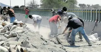  ?? /JOSÉ SALAS ?? Vecinos de la zona se congregaro­n para apoyar en las labores