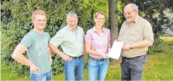  ?? Foto: Hans Bosch ?? Sie nehmen mit Stolz das neue Zertifikat für vorbildlic­he Waldbewirt­schaftung von Gutachter Horst Gleißner (rechts) entgegen: Ingrid, Wolfgang und Frieder Heidemann.